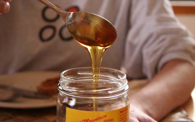 經(jīng)常吃蜂蜜有什么好處?從營養(yǎng)成分上看,蜂蜜的確是天然營養(yǎng)品! 蜂蜜