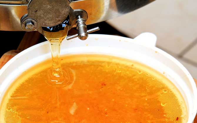 經(jīng)常吃蜂蜜有什么好處?從營養(yǎng)成分上看,蜂蜜的確是天然營養(yǎng)品! 蜂蜜