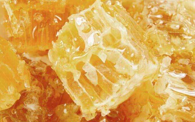 蜂蜜價(jià)格多少錢(qián)一斤?因蜂蜜種類(lèi)的不同,蜂蜜價(jià)格也千差萬(wàn)別! 黑蜂蜜