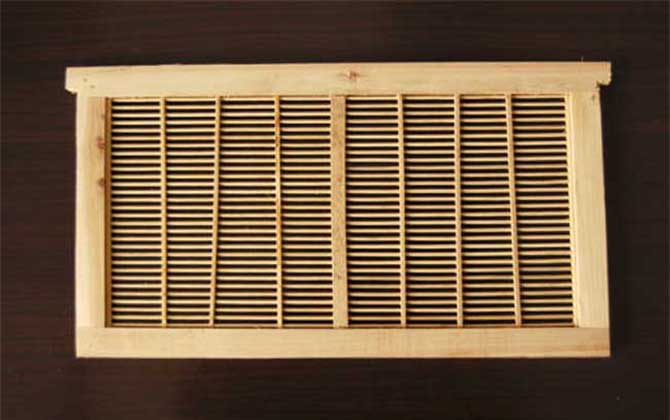 養蜂工具有哪些?不只有蜂箱,使用這些工具,養蜂方能得心應手! 隔王板