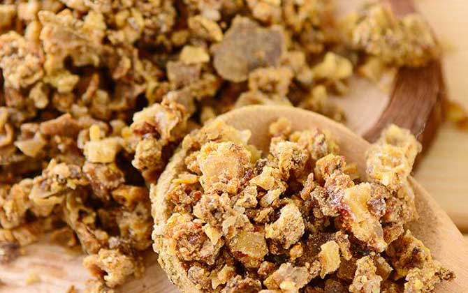 蜂膠怎么吃效果好?吃對(duì)了好處不用多說,吃錯(cuò)了反而對(duì)健康不利! 蜂膠