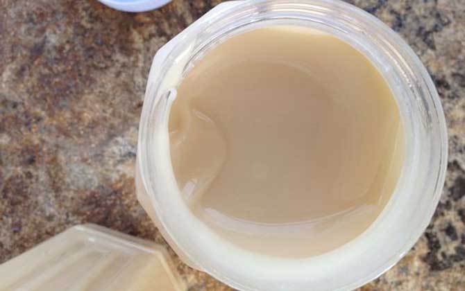 蛋清加蜂蜜能做面膜嗎?答案是能,不但美白祛斑,還能潤膚除皺! 蜂蜜