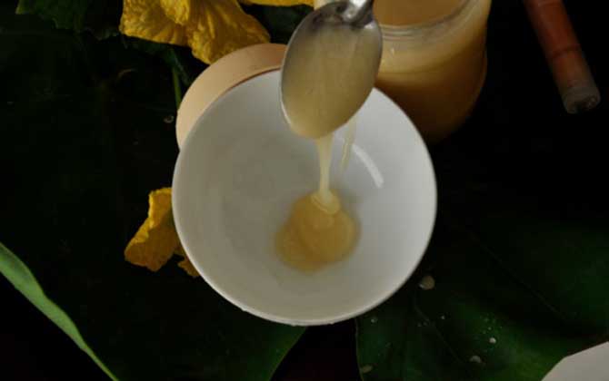 真蜂蜜會(huì)結(jié)晶嗎?結(jié)晶是蜂蜜的特性,所有自然成熟蜜都能結(jié)晶! 蜂蜜