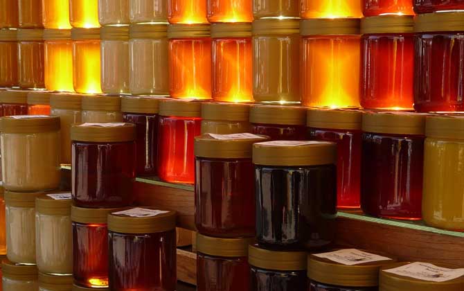 蜂蜜可以放冰箱嗎?完全沒有問題,但長時間放冰箱中會自然結晶! 蜂蜜