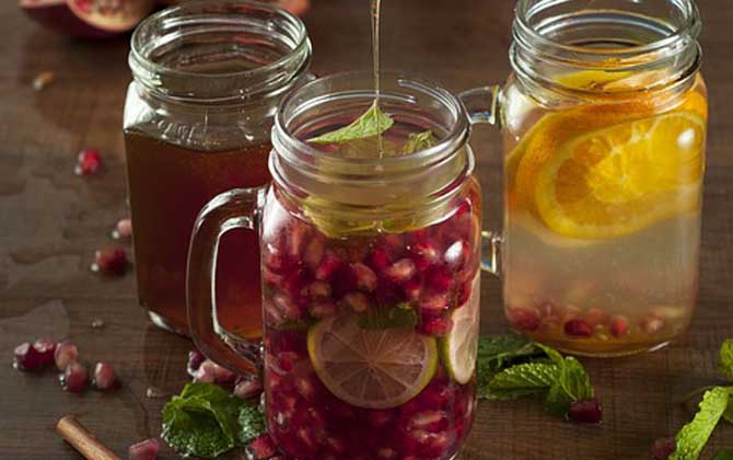 蜂蜜放了10年還能吃嗎?取決于蜂蜜是否變質,變質的蜂蜜不能吃! 蜂蜜