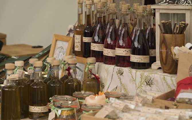 蜂蜜放了10年還能吃嗎?取決于蜂蜜是否變質,變質的蜂蜜不能吃! 蜂蜜