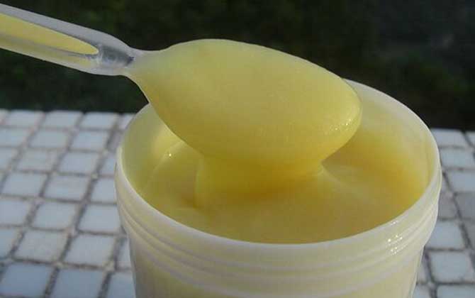 蜂王漿的作用與功效有哪些?經常吃些蜂王漿,這5個好處跑不了! 蜂王漿