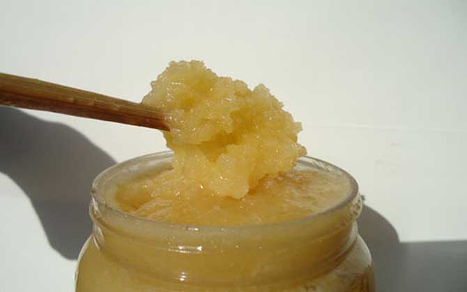 假蜂蜜的特點(diǎn)有哪些?除了外觀和口感,能不能結(jié)晶也是重要特征! 蜂蜜