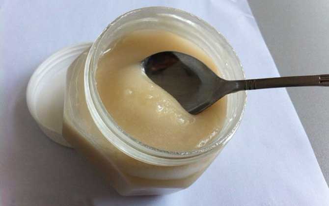 假蜂蜜的特點(diǎn)有哪些?除了外觀和口感,能不能結(jié)晶也是重要特征! 蜂蜜