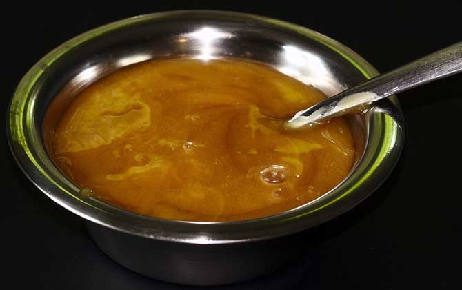 蜂蜜變黑了還能吃嗎?關鍵看變黑的原因,若是變質了則不能再吃! 蜂蜜