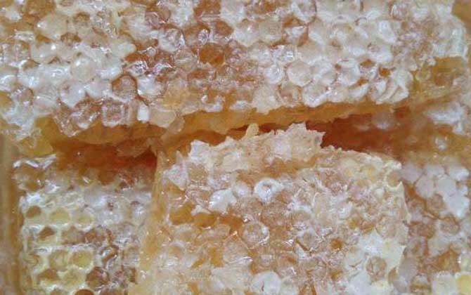 蜂巢蜜和土蜂蜜哪個(gè)好?并沒有定論,實(shí)際上土蜂也能釀制蜂巢蜜! 蜂巢蜜