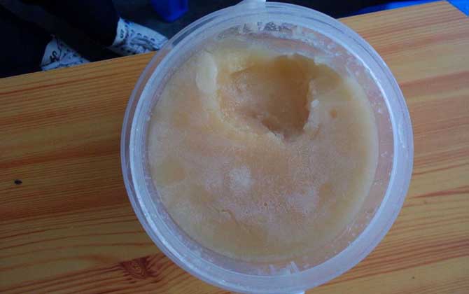 蜂蜜中摻白糖了會結晶嗎?可能結晶,但狀態與真蜂蜜卻截然不同! 蜂蜜結晶