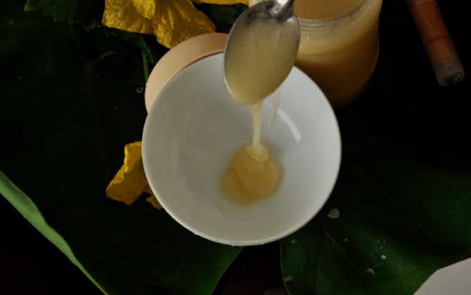 蜂蜜涂臉15天后有什么效果?簡直判若兩人,但仍要注意副作用! 蜂蜜