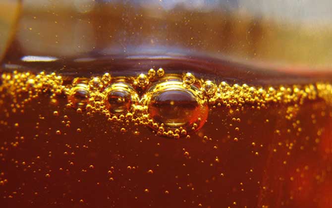 蜂蜜起白泡沫還能吃嗎?少量泡沫很正常,大量泡沫說明已經變質! 蜂蜜