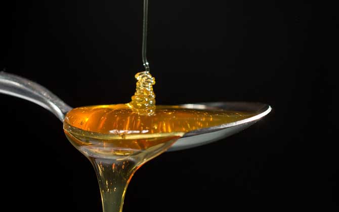 蜂蜜起白泡沫還能吃嗎?少量泡沫很正常,大量泡沫說明已經變質! 蜂蜜