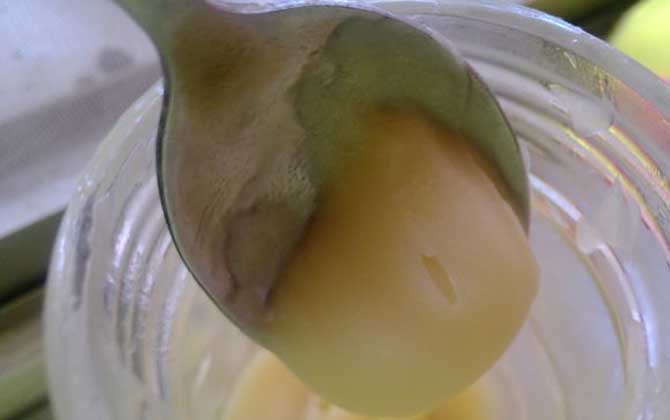 蜂蜜結晶了怎么融化?非常簡單,只需適當提高環(huán)境溫度便能融化! 蜂蜜結晶