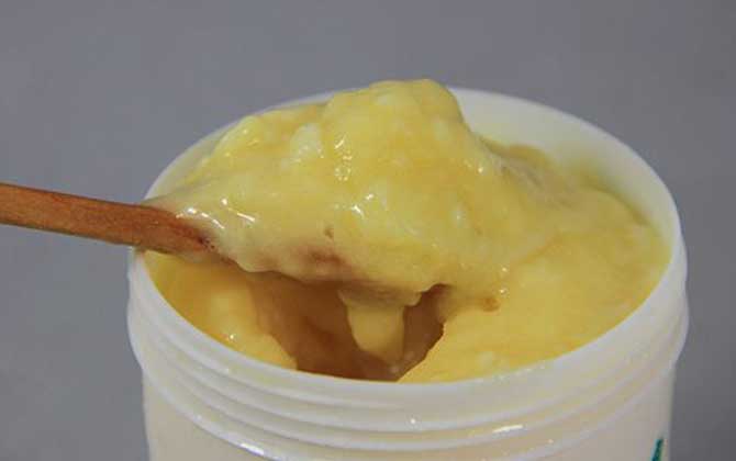 蜂王漿的保質(zhì)期是多久?常溫下3天就會變質(zhì),冷凍后能保存兩年! 蜂王漿