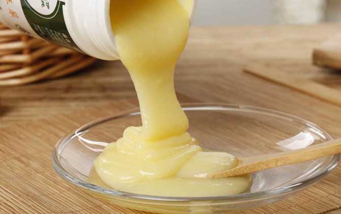 蜂王漿的保質(zhì)期是多久?常溫下3天就會變質(zhì),冷凍后能保存兩年! 蜂王漿