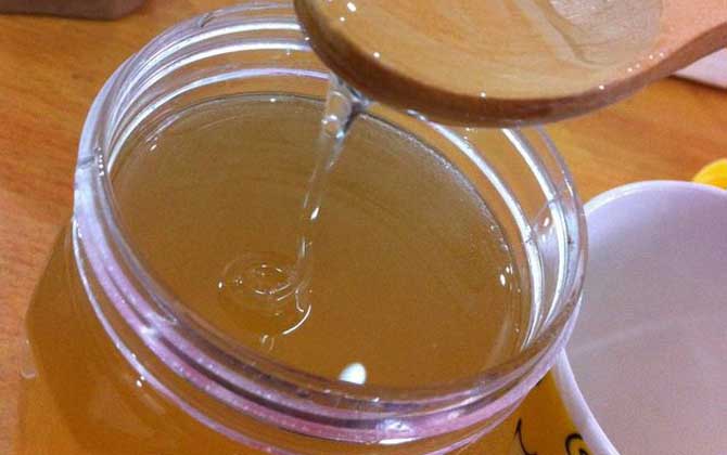 蜂蜜應(yīng)該怎么喝才好?空腹喝對(duì)胃腸不利,過量喝又極易引起肥胖! 蜂蜜