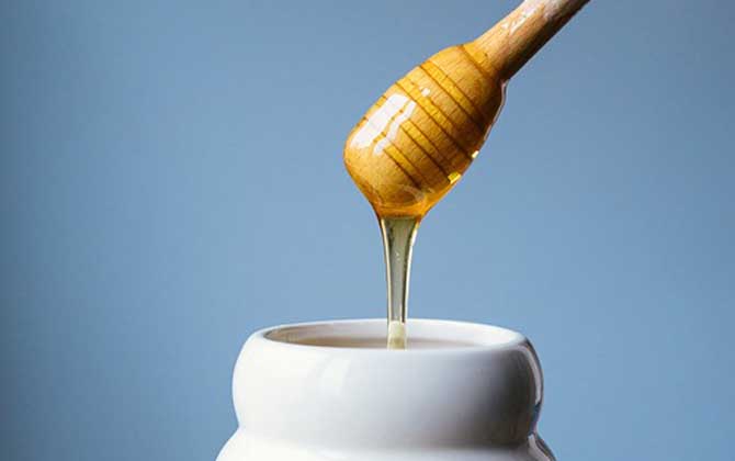 每天喝蜂蜜水好嗎?關鍵要看飲用量,長期過量飲用極易引起肥胖! 蜂蜜