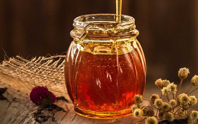 每天喝蜂蜜水好嗎?關鍵要看飲用量,長期過量飲用極易引起肥胖! 蜂蜜