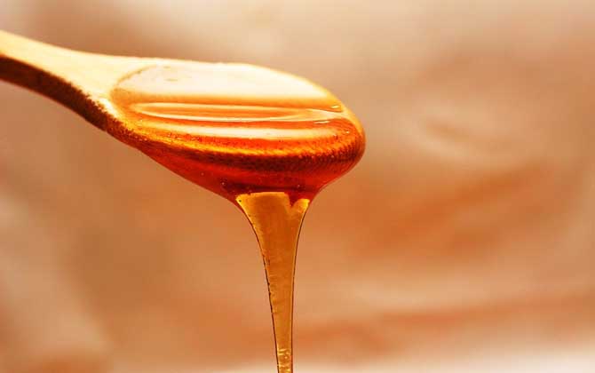 每天喝蜂蜜水好嗎?關鍵要看飲用量,長期過量飲用極易引起肥胖! 蜂蜜