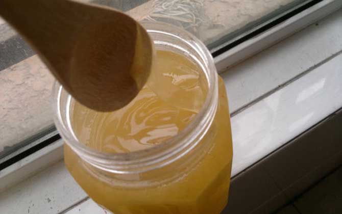 牛奶可以加蜂蜜嗎?完全沒有任何問題,二者搭配后營養(yǎng)更能互補(bǔ)! 蜂蜜