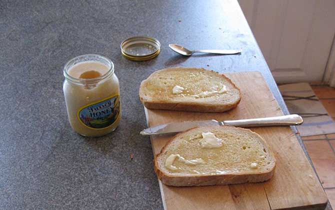 糖尿病人能吃蜂蜜嗎?關(guān)鍵看血糖,若血糖控制住了也能喝蜂蜜! 蜂蜜