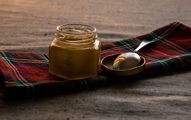 糖尿病人能吃蜂蜜嗎?關(guān)鍵看血糖,若血糖控制住了也能喝蜂蜜! 蜂蜜