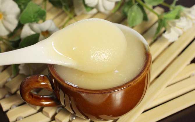 雪蜜和蜂蜜有什么的區別?雪蜜也是蜂蜜,因結晶潔白如雪而得名! 雪蜜