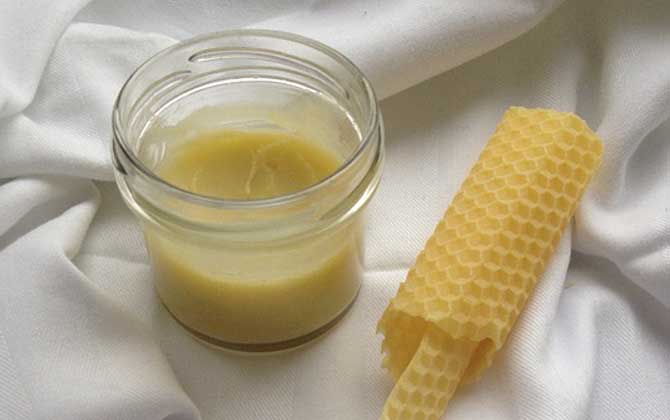 香蕉蜂蜜面膜怎么做?實際上非常簡單,但敷面次數不宜過于頻繁! 蜂蜜