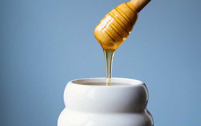 蜂蜜放了五年還能吃嗎?要看有沒有變質(zhì),若已變質(zhì)不建議再食用! 蜂蜜