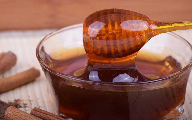 放了三年的蜂蜜還能吃嗎?看是否變質(zhì),沒有變質(zhì)完全不影響食用! 蜂蜜