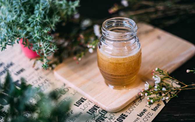 放了三年的蜂蜜還能吃嗎?看是否變質(zhì),沒有變質(zhì)完全不影響食用! 蜂蜜