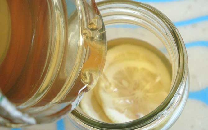 檸檬蜂蜜水最佳飲用時間,早上喝能排毒養(yǎng)顏,晚上喝能安神助眠! 檸檬蜂蜜水