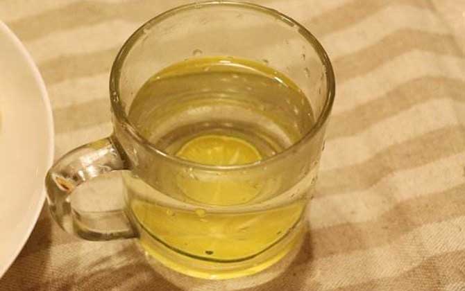 檸檬蜂蜜水最佳飲用時間,早上喝能排毒養(yǎng)顏,晚上喝能安神助眠! 檸檬蜂蜜水