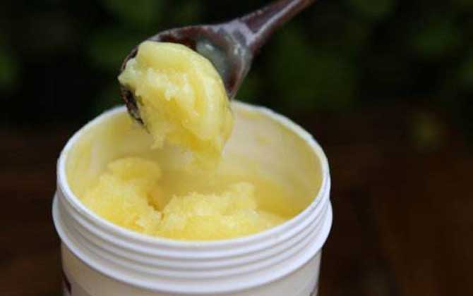 蜂王漿吃了容易得癌是真的嗎?假的,實際上蜂王漿還能抗癌! 蜂王漿