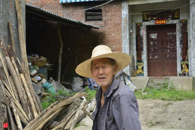 81歲老人養(yǎng)蜂半世紀(jì)，自創(chuàng)多種養(yǎng)蜂工具，怕蜜蜂丟失樹下睡3個(gè)月