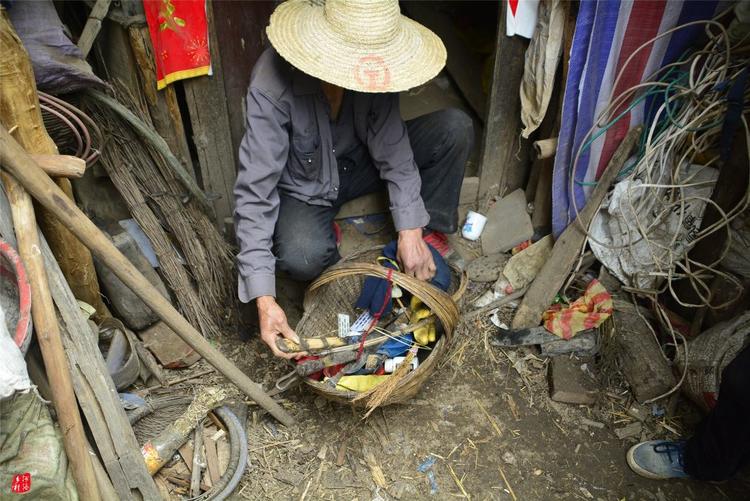 81歲老人養(yǎng)蜂半世紀(jì)，自創(chuàng)多種養(yǎng)蜂工具，怕蜜蜂丟失樹下睡3個(gè)月