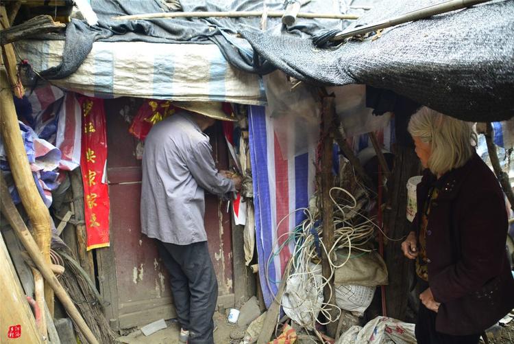 81歲老人養(yǎng)蜂半世紀(jì)，自創(chuàng)多種養(yǎng)蜂工具，怕蜜蜂丟失樹下睡3個(gè)月