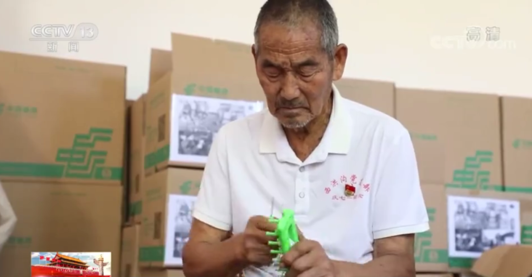 八旬老人寄出數(shù)萬條圍巾，收貨地幾乎覆蓋所有邊關(guān)……