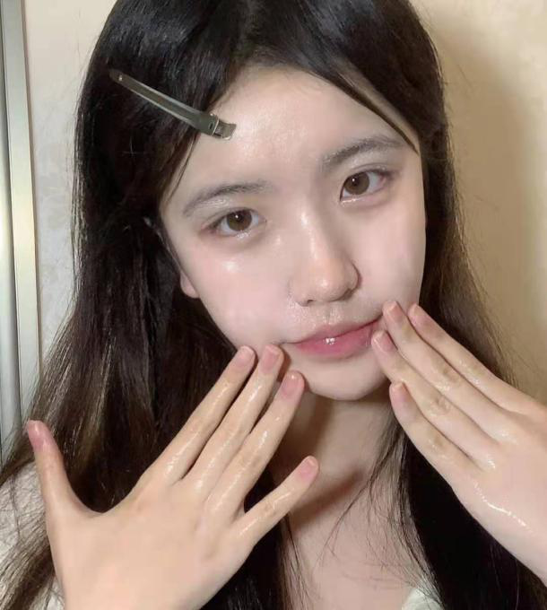 面部皮膚油膩？學(xué)會(huì)這3個(gè)洗臉小技巧，讓你遠(yuǎn)離“毛孔粗大”煩惱