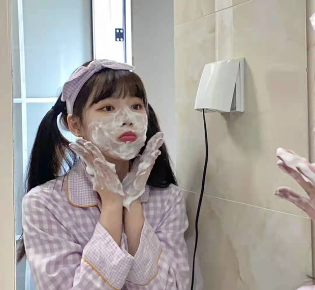 面部皮膚油膩？學(xué)會(huì)這3個(gè)洗臉小技巧，讓你遠(yuǎn)離“毛孔粗大”煩惱