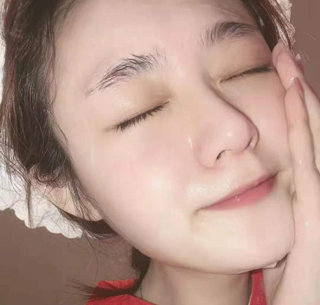 面部皮膚油膩？學(xué)會(huì)這3個(gè)洗臉小技巧，讓你遠(yuǎn)離“毛孔粗大”煩惱