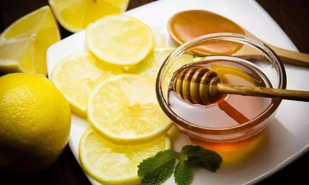 蜂蜜起沫是怎么回事還能喝嗎？(蜂蜜起沫的原因)