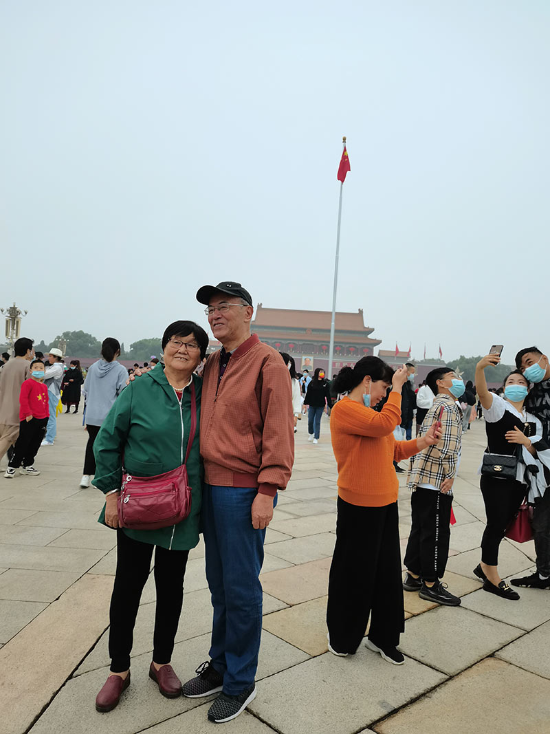 國(guó)慶節(jié)去天安門廣場(chǎng)看升旗儀式是一種什么體驗(yàn) 同升一面旗|十一假期,游客們觀看升旗后歡呼:“祝福祖國(guó)越來越好”