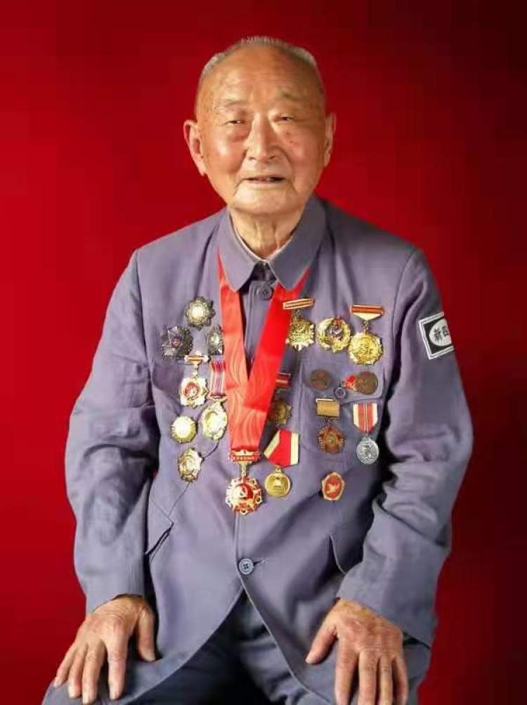 《長津湖》首映日票房將破2億，98歲志愿軍老戰士聊觀感：不打這一仗新中國會很危險