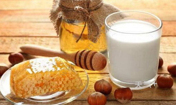 牛奶加蜂蜜的禁忌(牛奶加蜂蜜喝的好處和壞處) 牛奶加蜂蜜的禁忌(牛奶加蜂蜜喝的好處和壞處)