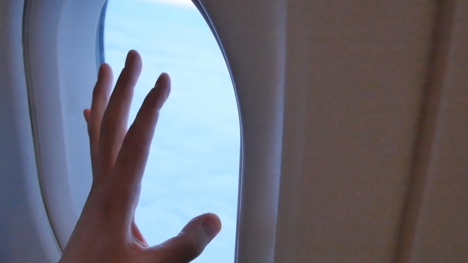 飛機(jī)窗戶上的這個(gè)小洞，你知道是做什么的嗎？