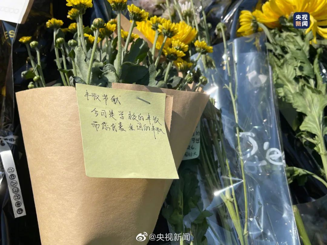 今天，袁隆平雕像前滿是鮮花